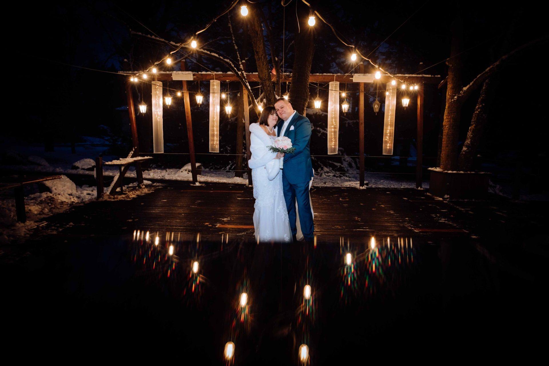 "Mikor felkerestük Attilát a lánykérés és az esküvőnk között 1 hónap időbeni eltérés volt. Ha az idő rövidsége nem lett volna kellő kihívás, olyan speciális kérésekkel fordultunk Attilához, ami nem egy átlagos kreatív fotózást eredményezett.
Hálásak vagyunk Neki, hogy lehetővé tette, hogy a hobbinkat beleépíthettük a kreatív fotózásunkba. Első pillanattól kezdve, tudtuk, hogy a legjobb kezekben vagyunk.
Csodálatos képeket kaptunk tőlük hihetetlen rövid időn belül. 
Sok olyan pillanatkép készült, amiket kevesen vettek volna észre.
Amikor a fotókat megkaptuk, olyan érzés volt, mintha újra ott lettünk volna a nagy napon, olyan eseményeket láttunk vissza, amiknél nem voltunk ott.
Csak ajánlani tudjuk Anettet és Attilát, csodálatosan kiegészítik egymást, összhangba kerülnek a Párokkal.
Köszönjük Fanni és Pisti"